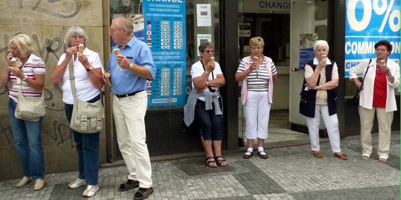 Снятие наличных в банкомате за границей: вопросы и ответы